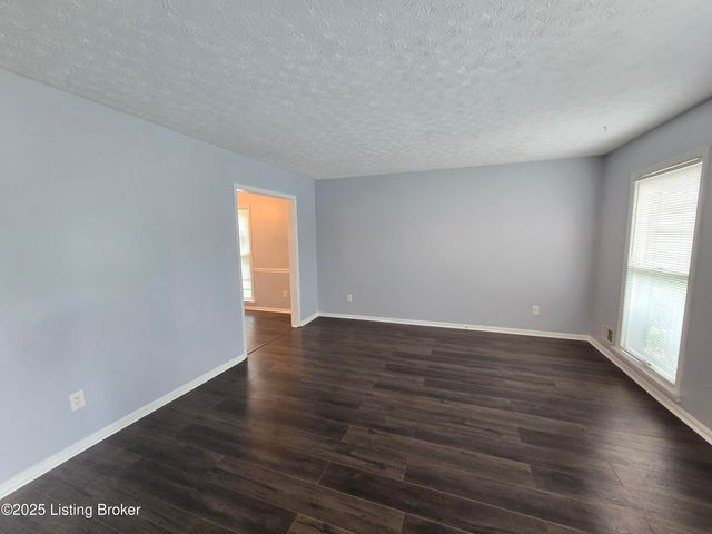 9313 Le Beau Ct, Louisville, KY 40299