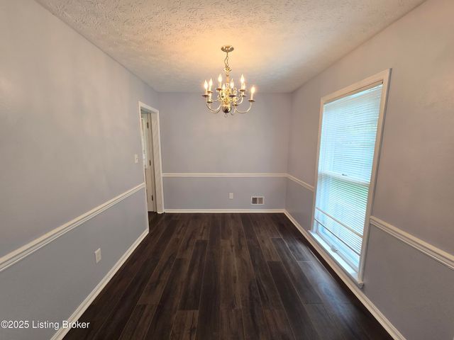 9313 Le Beau Ct, Louisville, KY 40299