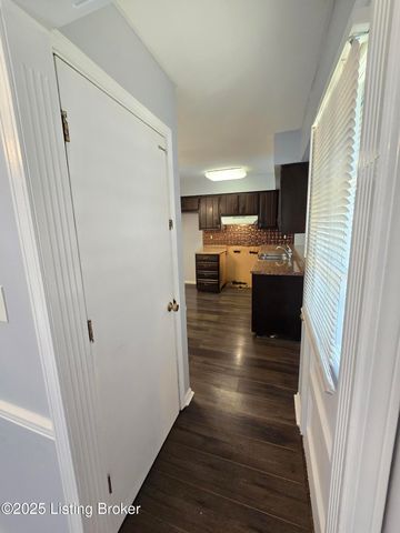 9313 Le Beau Ct, Louisville, KY 40299