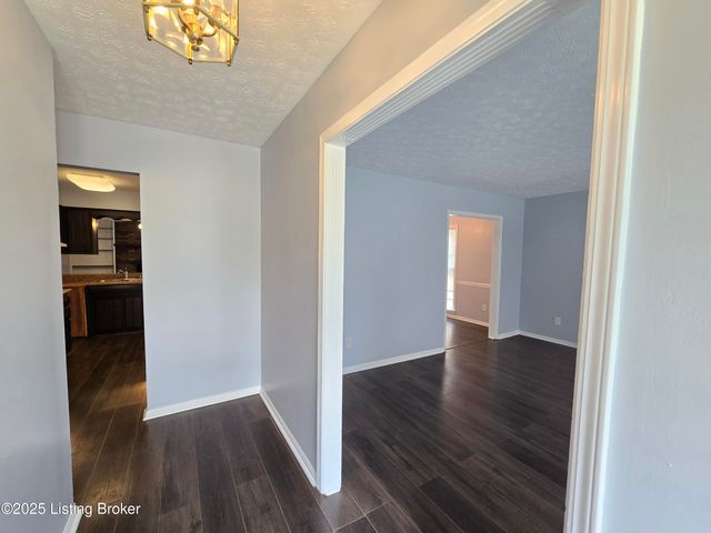 9313 Le Beau Ct, Louisville, KY 40299