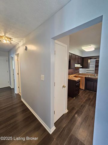 9313 Le Beau Ct, Louisville, KY 40299