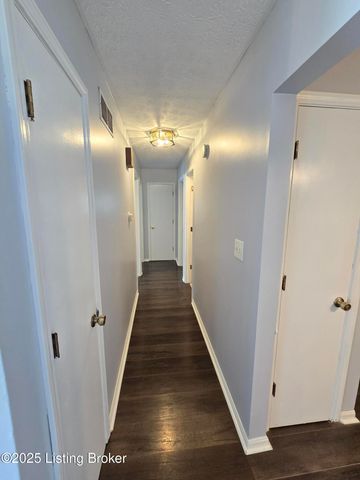 9313 Le Beau Ct, Louisville, KY 40299