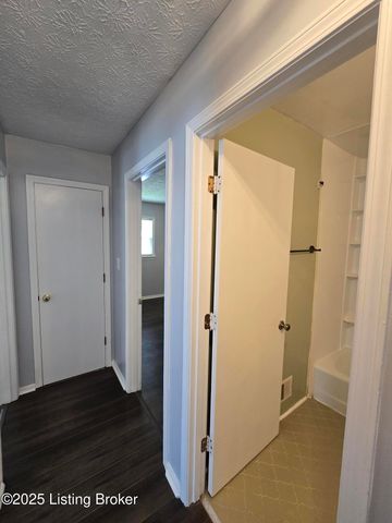 9313 Le Beau Ct, Louisville, KY 40299