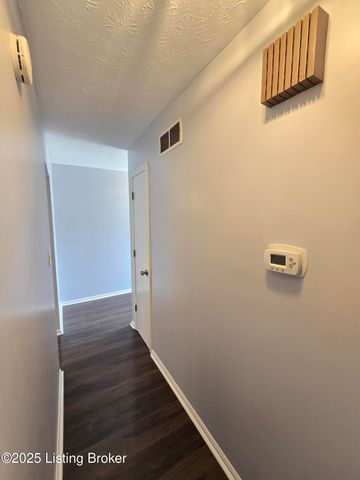 9313 Le Beau Ct, Louisville, KY 40299