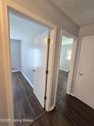 9313 Le Beau Ct, Louisville, KY 40299