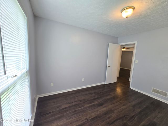 9313 Le Beau Ct, Louisville, KY 40299