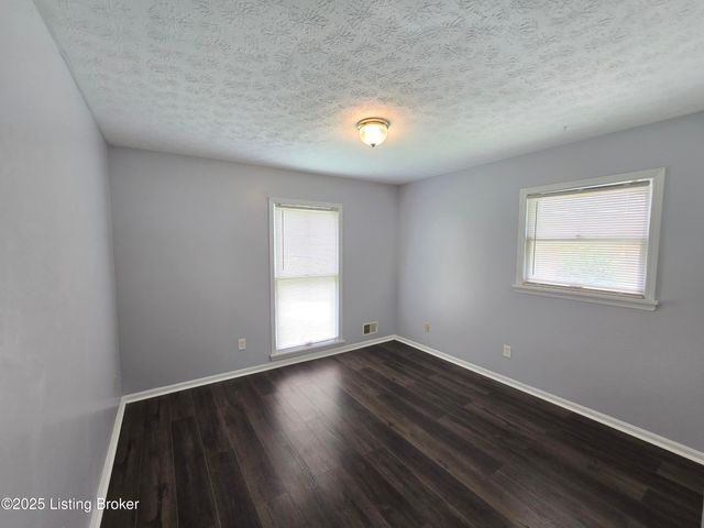 9313 Le Beau Ct, Louisville, KY 40299