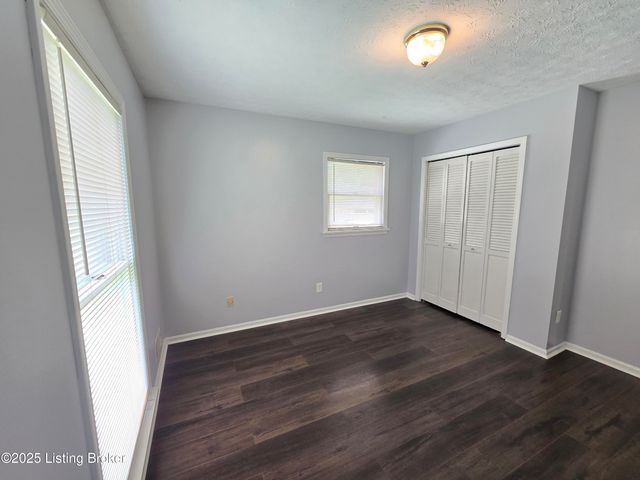 9313 Le Beau Ct, Louisville, KY 40299