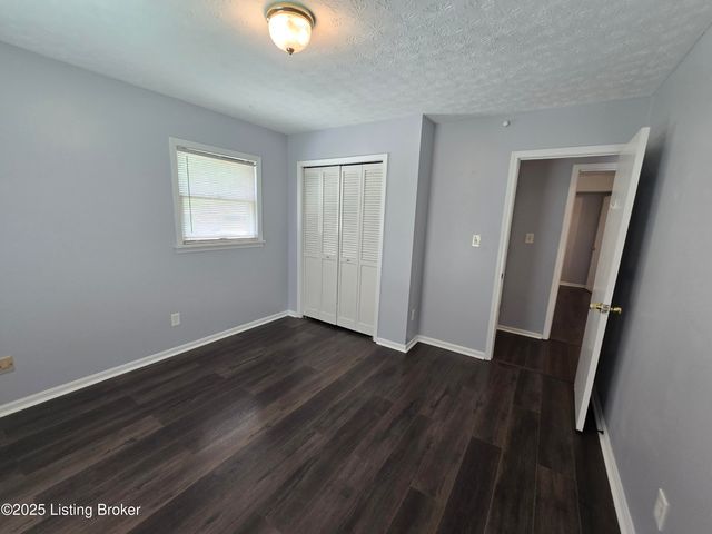 9313 Le Beau Ct, Louisville, KY 40299