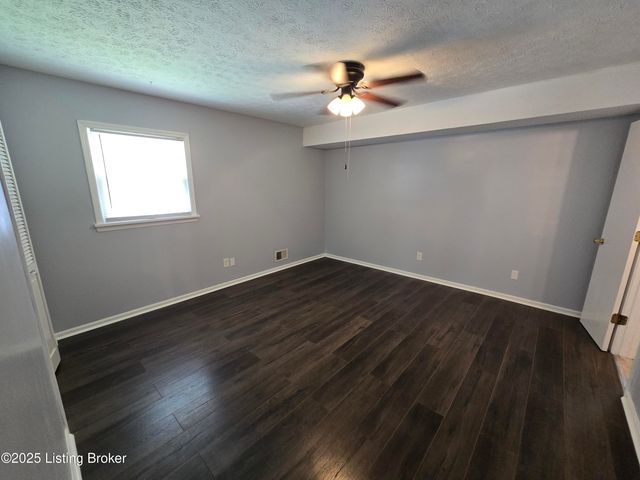 9313 Le Beau Ct, Louisville, KY 40299