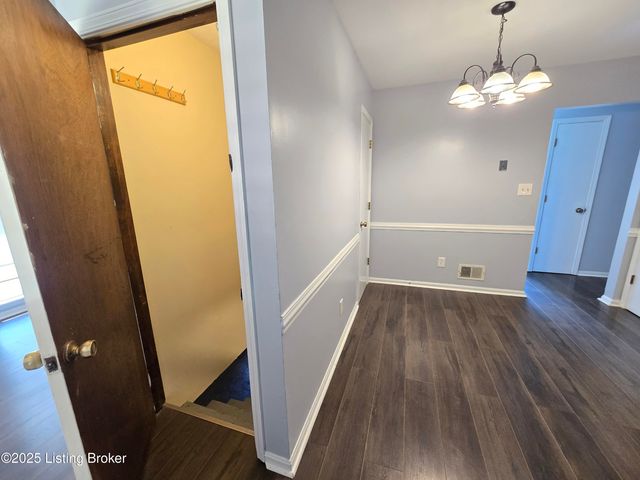 9313 Le Beau Ct, Louisville, KY 40299