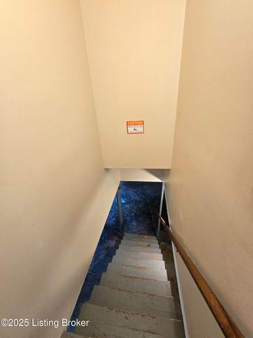 9313 Le Beau Ct, Louisville, KY 40299