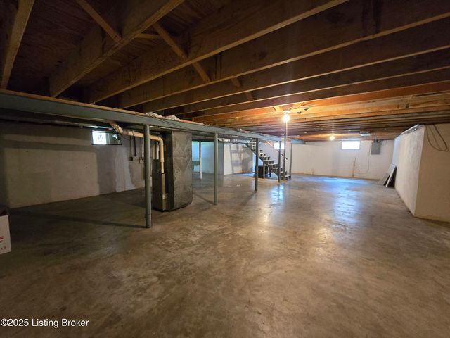 9313 Le Beau Ct, Louisville, KY 40299