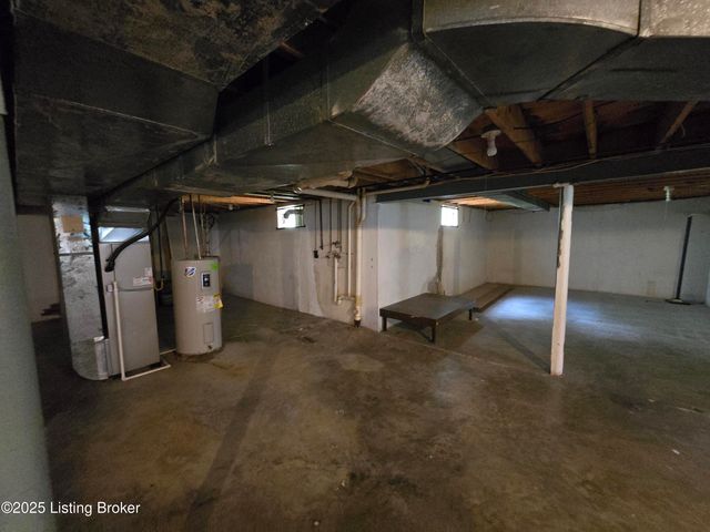 9313 Le Beau Ct, Louisville, KY 40299