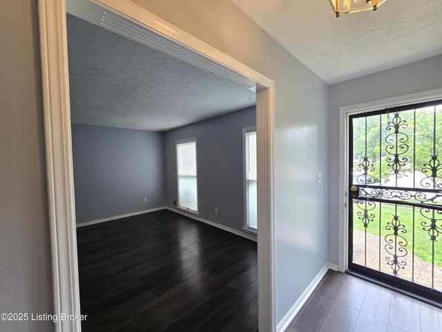 9313 Le Beau Ct, Louisville, KY 40299