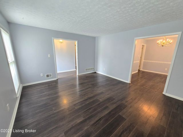 9313 Le Beau Ct, Louisville, KY 40299