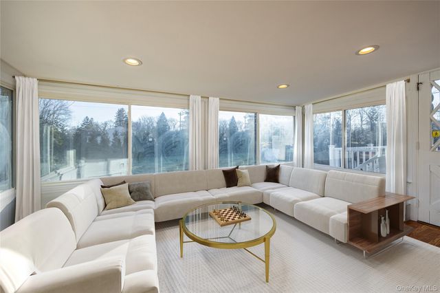 21 Amarillo Drive, Nanuet, NY 10954