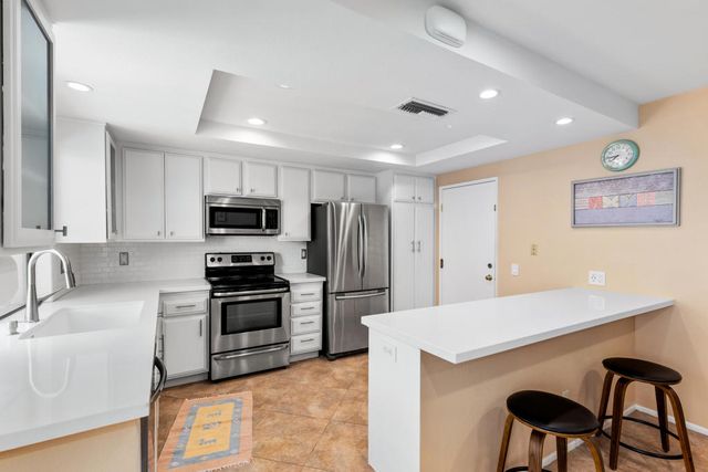 4890 N Winners Circle B, Palm Springs, CA 92264