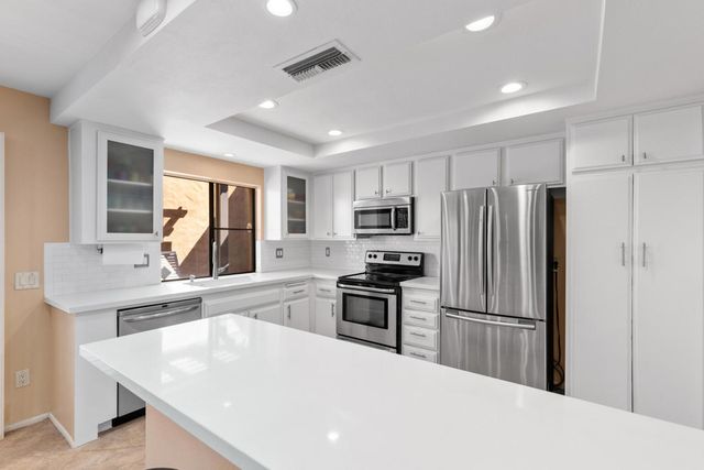 4890 N Winners Circle B, Palm Springs, CA 92264