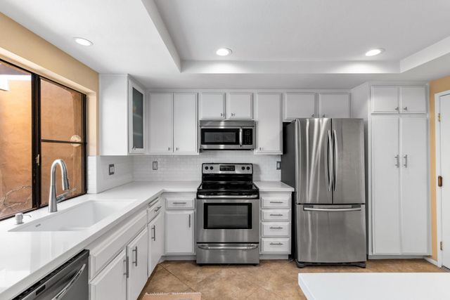 4890 N Winners Circle B, Palm Springs, CA 92264