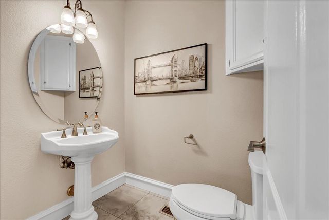 2511 E Harter Court, Visalia, CA 93292