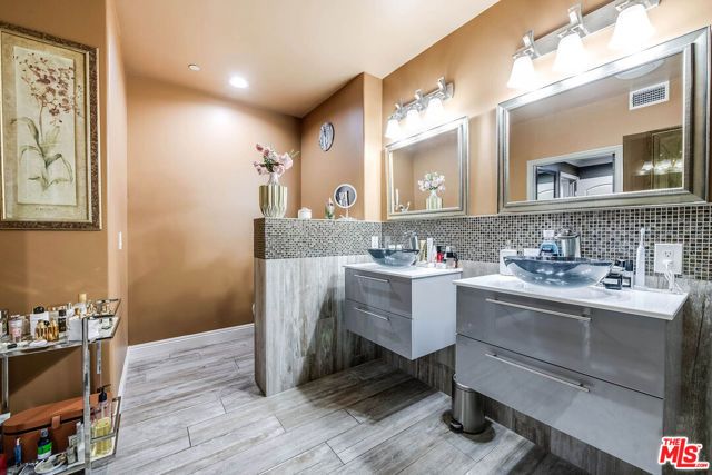 4805 Bellflower Avenue 104, North Hollywood (los Angeles), CA 91601