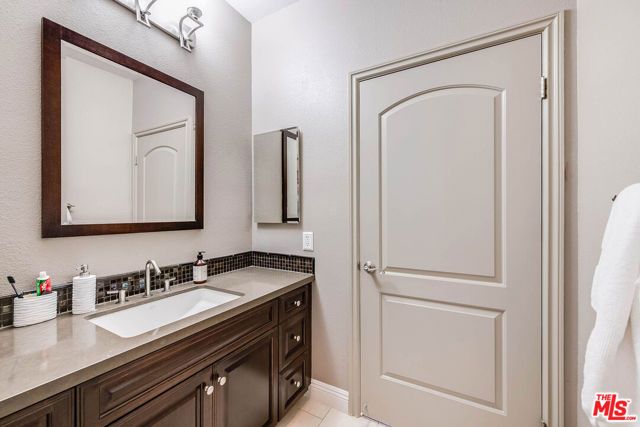 4805 Bellflower Avenue 104, North Hollywood (los Angeles), CA 91601