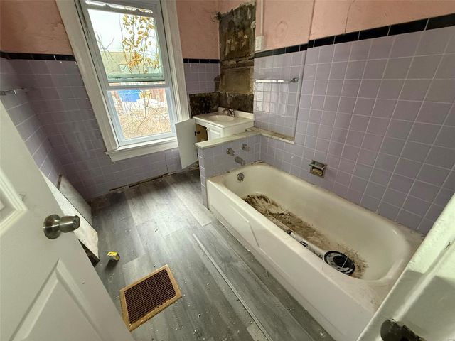 5044 Raymond Avenue, St Louis, MO 63113