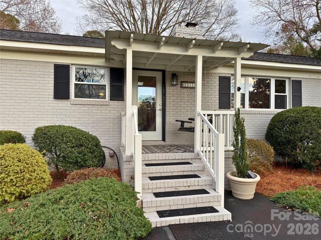 2333 Lakeview Circle, Matthews, NC 28105