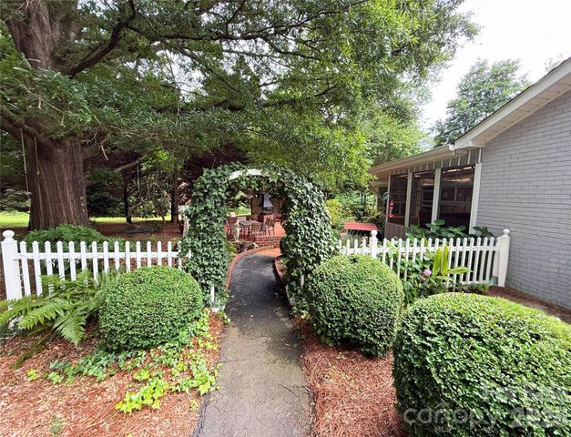 2333 Lakeview Circle, Matthews, NC 28105