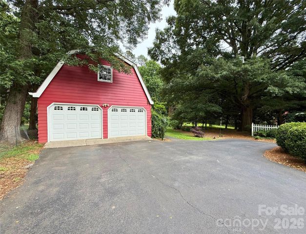 2333 Lakeview Circle, Matthews, NC 28105