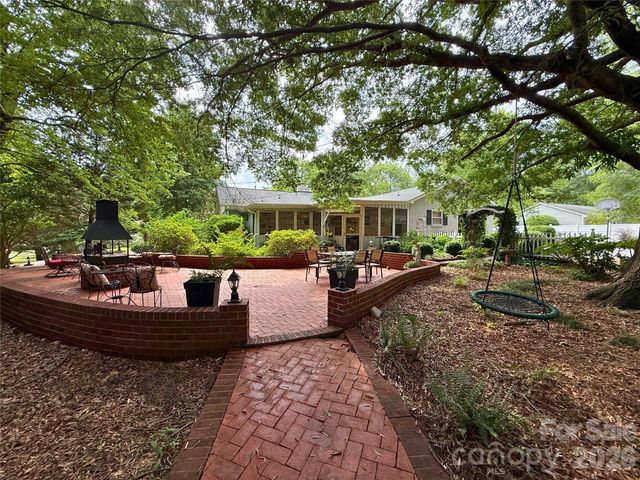 2333 Lakeview Circle, Matthews, NC 28105