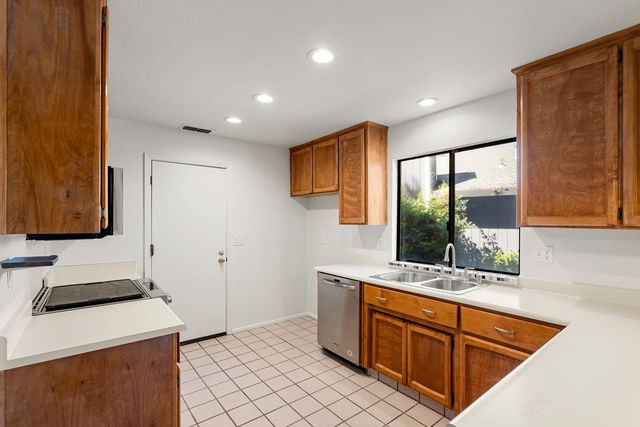 695 Cutting Way, Sacramento, CA 95831