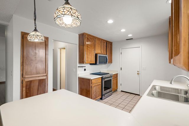 695 Cutting Way, Sacramento, CA 95831