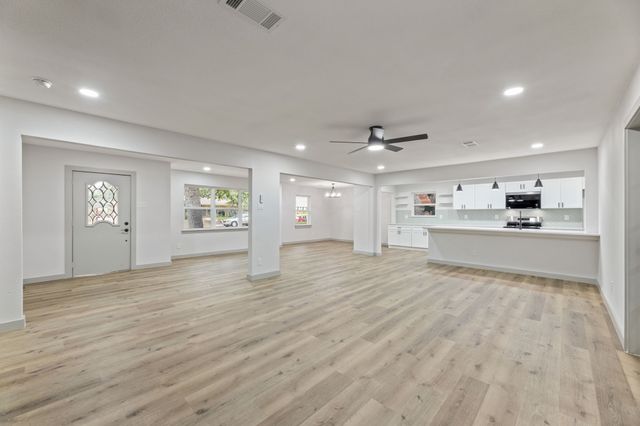 810 Sharpshire Street, Grand Prairie, TX 75050