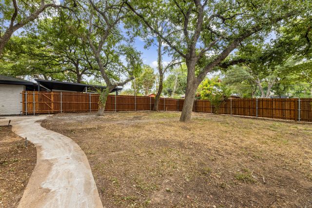 810 Sharpshire Street, Grand Prairie, TX 75050