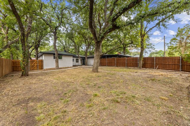 810 Sharpshire Street, Grand Prairie, TX 75050