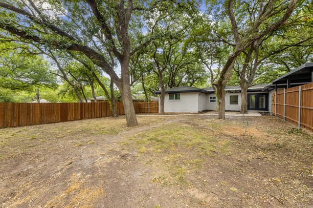810 Sharpshire Street, Grand Prairie, TX 75050