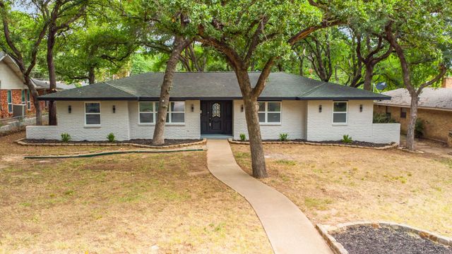 810 Sharpshire Street, Grand Prairie, TX 75050