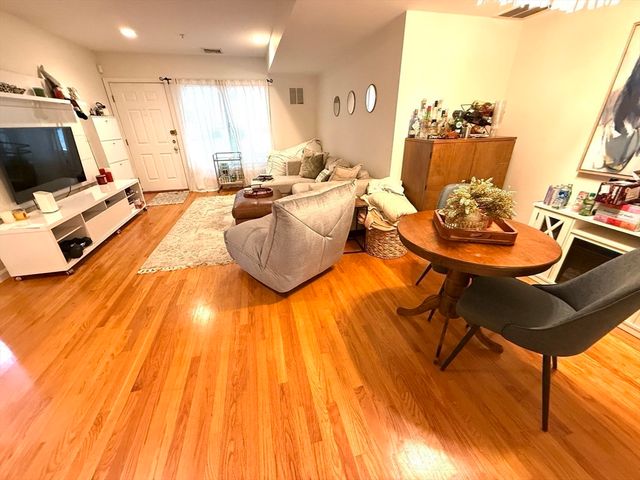 20 Cameron St 102, Brookline, MA 02445