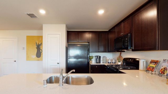 907 Wildflower Street, Ennis, TX 75119