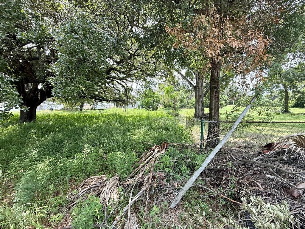 Image 2 of property listing at 4621 E LAKE AVE, Tampa, FL 33610