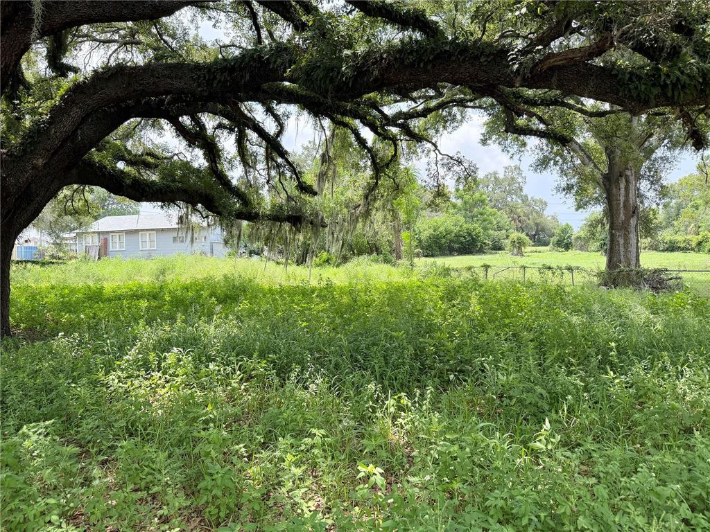 Image 3 of property listing at 4621 E LAKE AVE, Tampa, FL 33610