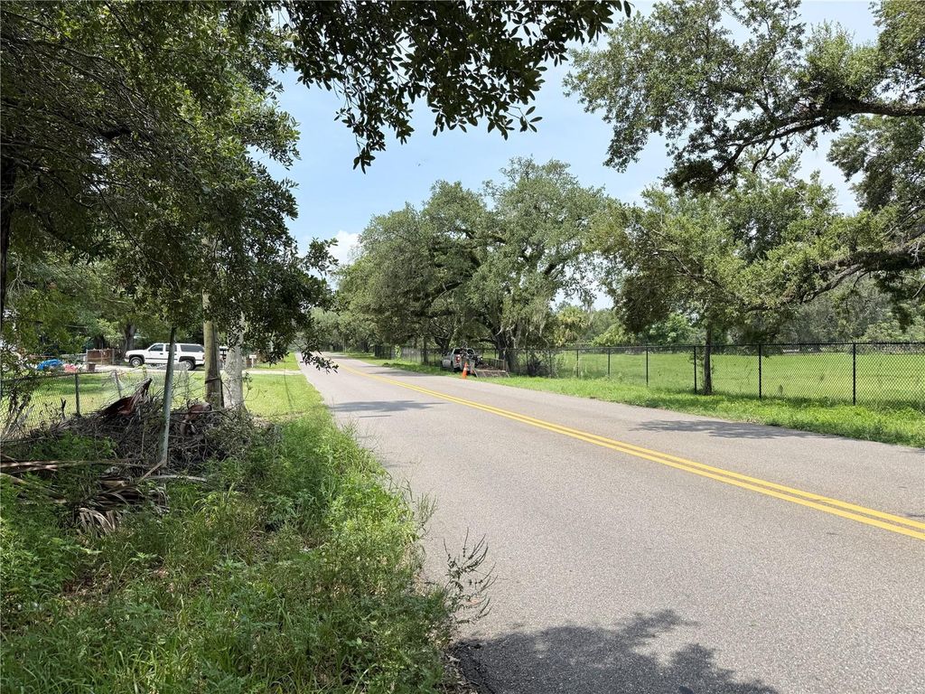Image 4 of property listing at 4621 E LAKE AVE, Tampa, FL 33610