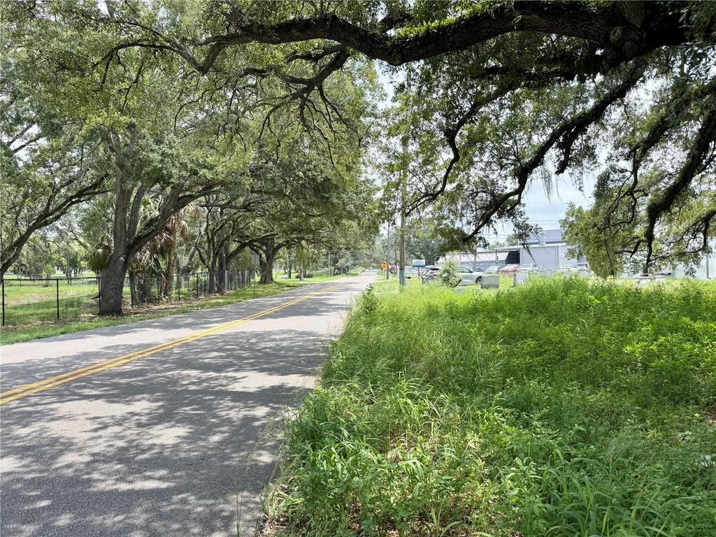 Image 5 of property listing at 4621 E LAKE AVE, Tampa, FL 33610