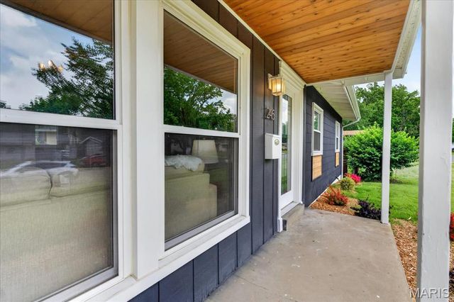 245 Humes Lane, Florissant, MO 63031