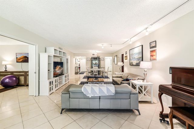 933 Cypress Grove Drive 103, Pompano Beach, FL 33069