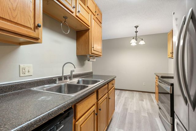 2011 E 122nd Street D24, Burnsville, MN 55337