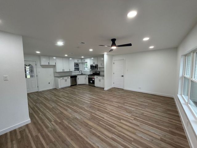 905 Brown Trail, Bedford, TX 76022