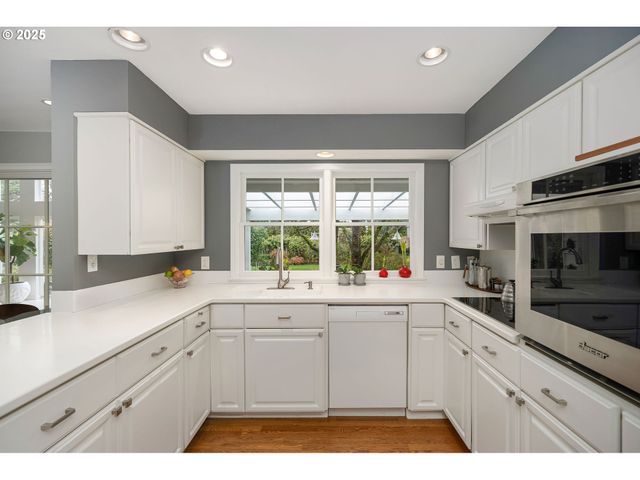 7695 Sw BRENTWOOD St, Portland, OR 97225